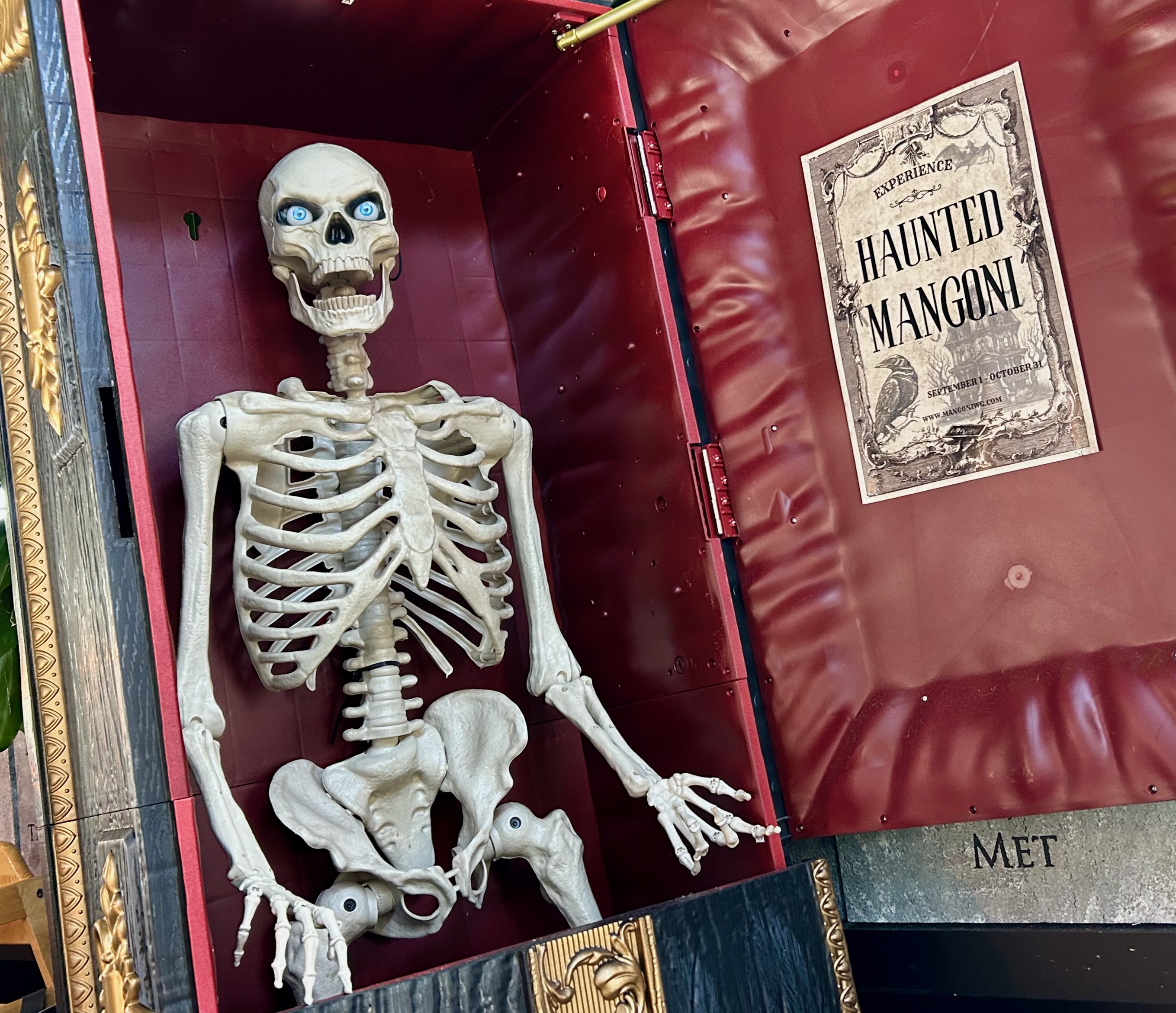 Themed decoration at Mangoni Italian Market Pizza.